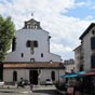 Lglise Saint-Esprit a t difie sur les bases d'un prieur roman dont quelques lments subsistent dans l'difice actuel. Cette glise est leve au rang de collgiale par Louis XI  la fin du XVe sicle. Les votes gothiques du chur ornes d'entrelacs et de mdaillons propres au style flamboyant datent de cette poque. On y trouve un groupe sculpt dit l'ne de saint Bernard : la fuite en gypte et une relique de sainte Irne.