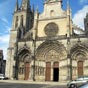 Bazas : La cathdrale Saint-Jean-Baptiste, qui conserve du sang en relique, a t difie aux XIIIe et XIVe sicles sur le modle des grandes cathdrales gothiques du nord de la France. La cathdrale a t dvaste en grande partie par les Huguenots, mais les portails, le plus bel exemple statuaire de Gironde, ont t pargns. Le portail central est consacr au jugement dernier et  l'histoire de saint Jean-Baptiste. L'intrieur de l'difice est remarquable par la perspective de la nef troite et longue.