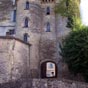 Bazas : Les vestiges de l'enceinte sont dissmins autour de centre-ville. Les principaux endroits sont la porte du Gisquet (photo), la poterne de la Brche, les murs de soutien de la cathdrale, du jardin public en contrebas et ceux de l'alle de Tourny.