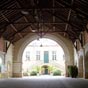 Le portique de la mairie.