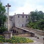 Pondaurat : L'ancien pont pager des XIIIe et XIVe sicles franchit la Bassanne.