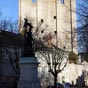 Les vestiges d'un donjon dit  tour de Csar , du XIe sicle, dominent la ville de ses 36 m de haut, ainsi que quelques murs d'enceinte.