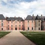 Le chteau de Meung-sur-Loire est une ancienne rsidence fortifie. Il fut construit  partir du XIIme sicle et servit tour  tour de rsidence des vques d'Orlans et de prison, dont Franois Villon fut le captif le plus clbre, durant un t. Il chappa  une mort certaine, grce  la clmence de Louis XI, de passage  Meung.