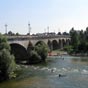 Dpart d'Orlans, nous ne franchissons pas le pont Georges V mais continuons le long de la rive droite. Le pont d'Orlans, dnomm pont Royal, puis pont National et, au cours de la Premire Guerre mondiale, pont Georges V, en l'honneur du roi d'Angleterre George V, est un pont vot en maonnerie franchissant la Loire. Le XVIIIme sicle a t en France un ge d'or pour la construction des ponts tant par le nombre de ceux qui furent difis que par les progrs raliss dans l'excution et la structure de ce type d'ouvrages. Le pont Georges V figure parmi ces ouvrages remarquables. 