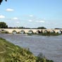 Le pont de Beaugency est un des rares ponts mdivaux sur la Loire. Bien que plusieurs fois remani, il a gard ses arches ingales. La plus grande permettait le passage des bateaux.