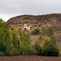 De Tosantos on aperoit  droite les murs du sanctuaire de la Virgen de la Pena creus dans la montagne; la statuette de cette Vierge du Pic est du XIIe sicle . Tosantos, qui existait ds l'an 970, fut achet au XIVe sicle par Belorado dont il constitua un quartier. 