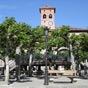 Au coeur de Belorado: la plaza Mayor  arcades, ombrage et fleurie, avec la grande glise San Pdro          