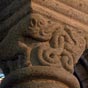 La nef, voute en berceau bris, comporte quatre traves, et des collatraux trs troits, elle est soutenue par d'normes piliers. on peut admirer 38 chapiteaux, ceux du transept et du chur sont sculpts et reprsentent : des griffons, des animaux grimaants, des figures monstrueuses ...
