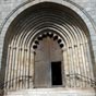 Le porche comporte cinq voussures, il est polylob, il rappelle le style mozarabe. En faisant le tour de l'glise et en levant la tte on peut voir de trs nombreux modillons  tte grimaante, il y en a 145.