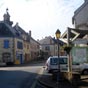 Bnvent-l'Abbaye, place centrale avec panneau d'information.
