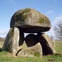 Dolmen dit la Pierre Folle au village de la Feuille. Ce gros mgalithe se compose d'une table hmisphrique reposant sur cinq piliers. A l'origine, il y  avait sept pliers, mais l'un d'entre eux fut bris au XIXe sicle.