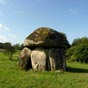 Aprs cet vnement, le dolmen aurait t agit de soubressauts en particulier les nuits de Nol...ajoute la lgende. En fait, des petits malins s'amusaient  secouer la table, devenue une pierre branlante (photo Marie-Christine Rothier).