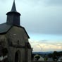 Saint-Priest-La-feuille : l'glise romane trs massive qui se dresse au coeur du village fut btie au XIIIe sicle. L'difice est flanqu de deux tours qui furent ajoutes plus tard.