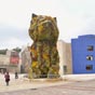  Le chien gant Puppy habill de fleurs, uvre de l'artiste Jeff Koons (1992) situ  l'entre du muse Guggenheim