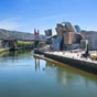 Le Rio Nervion traverse toute la ville de Bilbao et  jouxte le muse Guggenheim