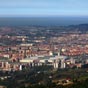 Vue sur Barrakaldo localis� 9,9 km apr�s notre d�part de Bilbao (2h30 de p�r�grination) A la sortie de la cit�, on ne manquera pas de remarquer la pr�sence incongrue d'une Vierge install�e sur son pi�destal � c�t� d'une locomotive. La Sainte et/ou la locomotive sont l'objet d'une grande d�votion, � voir les fleurs et les nombreudses bougies qui br�lent autour d'elles.