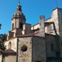 Cet �difice compte trois nefs r�parties en cinq trav�es avec des vo�tes en crois�e d'ogive .
