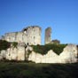 Forteresse de Blanquefort : Au milieu du XIe sicle, des seigneurs s'tablissent et difient un premier chteau de pierre, de style roman. Il succde vraisemblablement  un donjon primitif en bois. Le chteau est construit sur la route de Bordeaux au Mdoc, axe stratgique sur lequel le seigneur peroit des droits de passage. tabli au milieu de marais, l'difice blanc - car construit en pierres calcaires - marque les esprits  un poque o mme les glises sont encore en bois. Il donne son nom  la ville : Blanquefort est le blanca fortis, c'est--dire le  fort blanc .