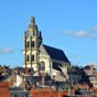 Blois : La cathdrale Saint-Louis a t rebtie  diverses reprises aux XIIe, XVIe et XVIIe sicles sur une crypte carolingienne dans laquelle fut dpos le corprs de Solenne (vque de Chartres) en 590. L'essentiel date d'aprs 1680 et est rig en style gothique classique. Le clocher date du milieu du XVIe sicle. Les vitraux ont t raliss par l'artiste hollandais Jan Dibbets. 