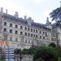 Blois : Le chteau reconstruit par Louis XII et Franois Ier,  la place de la forteresse mdivale, fut la rsidence favorite des rois de France  la Renaissance. Situ au cur de la ville de Blois, sur la rive droite de la Loire, le chteau royal de Blois runit autour dune mme cour un panorama de larchitecture franaise du Moyen ge  lpoque classique qui en fait un difice clef pour la comprhension de l'volution de l'architecture au fil des sicles. Les appartements royaux restaurs sont meubls et orns de dcors polychromes du XIXe sicle, crs par Flix Duban dans la ligne des restaurateurs contemporains de Viollet-le-Duc.
