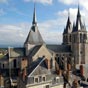  Blois : L'glise Saint-Nicolas est une ancienne abbatiale bndictine, lie  l'abbaye Saint-Laumer, dont le chur et le transept ont t difis entre 1138 et 1186, dbut de l'art gothique, alors que la nef, inspire de la cathdrale de Chartres, et les tours datent du dbut du XIIIe sicle. Les proportions de la nef ont t inspires par la cathdrale de Chartres.