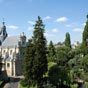 Blois : Lglise Saint-Vincent-de-Paul de Blois a t btie  partir de l'ancienne chapelle du collge de la ville, qui avait t confie aux Jsuites par Louis XIII en 1622. Les plans de l'glise ont t tablis par les frres jsuites tienne Martellange et Charles Turmel2, conformment aux principes architecturaux adaptant les lieux de culte aux besoins de la rforme liturgique voulue par le concile de Trente. Elle s'inscrit ainsi dans le grand courant europen des glises de la rforme tridentine catholique, telles l'glise parisienne Saint-Paul-Saint Louis. La construction progressa lentement jusqu' l'intervention de Gaston d'Orlans, dont les initiales, comme celles de sa fille (Anne-Marie), sont reportes sur la faade. Dsaffecte pendant la Rvolution franaise, elle est rendue au culte en 1826 et restaure  partir de 1847 par Jules de La Morandire.