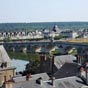 Arrivve  Blois : Le pont Jacques-Gabriel, uvre de Jacques V Gabriel fut difi  partir d'avril 1717 et achev en 1724. Sa construction fait suite  la destruction en 1716 de l'ancien pont mdival situ 70 mtres en aval. Il comprend 11 arches, mesure 283 mtres de long et est surmont d'une pyramide haute de 14,60 mtres. Il est galement le dernier pont en dos d'ne construit sur la Loire.