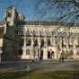 La construction fut entreprise ds 1195, et en 1214 prs de la moiti du btiment   un peu plus du chur actuel  tait acheve.  Le plan de la nouvelle cathdrale est simple, mais harmonieux. Il s'agit d'une forme de basilique avec des chapelles qui entourent la nef. Ce qui rendra le nouvel difice remarquable, ce sont la perspective des murs latraux et l'unit de l'espace intrieur.