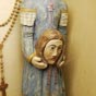 La statue de Sainte Solange dont la lgende raconte que la jeune fille pieuse repoussa les avances de l'un des fils du Comte de Bourges, ce dernier, de rage, lui coupa la tte. La jeune fille dcapite prit alors sa tte dans les mains pour l'emporter dans l'glise Saint Martin qui prcda l'difice actuel. 