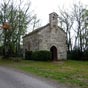 La chapelle Saint Jean localis�e 2 km apr�s avoir quitt� Lascabannes...Petite chapelle enti�rement restaur�e dans les ann�es 80, o� les p�lerins et visiteurs aiment s'arr�ter un moment. Tout pr�s de la chapelle, se trouve la source de Saint-Jean dont les eaux �taient r�put�es gu�rir les rhumatismes. 