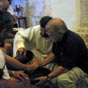 Le pr�tre reproduit ici l'histoire de Marie-Madeleine  lavant les pieds du Christ.... Un tr�s beau symbole de charit� et de g�n�rosit�....si ce n'est le signe de l'humilit� si significatif au coeur des p�lerins!