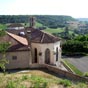Montcuq:   L'�glise Saint-Hilaire, au clocher octogonal, conserve un ch�ur du xive si�cle avec de grandes baies gothiques et des vitrages modernes.