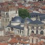 Cahors :La cathdrale Saint-Etienne fut leve au dbut du XIIme sicle et fut consacre par le pape Calixte II en 1119. Elle a remplac la cathdrale primitive fifie au VIIme sicle par saint Didier. Le sanctuaire actuel a subi des rajouts jusqu'au XIXme sicle. De la construction d'origine, subsistent les deux grandes coupoles romanes poses au-dessus de la nef. Par la suite, la faade nord fut fortifie; choeur et absides appartiennent dj au style gothique; on dcouvre une chapelle flamboyante et le clotre est gothique....Cet apparent clectisme ne nuit pas  l'harmonie gnrale...A l'intrieur de l'difice, certaines peintures murales situes sous la coupole remontent au XIVme sicle. 