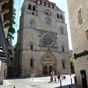 Cahors : La cathdrale'est une glise forteresse d'allure austre, militaire. Les vques taient aussi comtes et barons de Cahors. La faade rajoute entre 1316 et 1324 par Guillaume de Labroue, cousin de Jean XXII, renforce encore cette impression : lourde, ressemblant  la muraille d'un chteau, le narthex surmont d'un beffroi encadr de deux tours,  peine est-elle are par six baies troites, un portail  triple voussure surmont d'une galerie et d'une rose. L'intrieur frappe par l'absence de transept. Elle appartient au style  coupole du sud-ouest. Avec une faade fortifie romane, dont le portail roman, ralis entre 1140 et 1150, forme un avant-corps sur la faade nord.