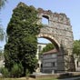 Cahors : L'arc de Diane -  partir du Ier sicle, Cahors est une cit gallo-romaine opulente avec un pont sur le Lot, un aqueduc amenant les eaux du Vers (dont on peut voir des traces  Laroque-des-Arcs), des villas somptueuses ornes de mosaques, des temples (on a retrouv rcemment les fondations de l'un d'eux  l'occasion de travaux  l'Hpital et on suppose l'existence du principal sous l'emplacement actuel de la cathdrale), un thtre susceptible d'accueillir plusieurs milliers de spectateurs (6 500), des thermes dont subsiste prs de la gare, l' Arc de Diane )