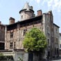 Cahors : L'htel de Roalde:Le roi Henri IV y aurait sjourn lors des Guerres de Religion qui ont fait rage dans la rgion. La famille de Roalds qui vit toujours  Cahors, a compt au XVIe sicle, un juriste clbre, Franois Roalds, professeur  l'universit de Cahors.