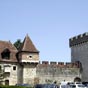 Cahors : La Barbacane - Le terme barbacane dsignait pendant le Moyen ge un ouvrage de fortification avanc qui protgeait un passage, une porte ou poterne, et qui permettait  la garnison d'une forteresse de se runir sur un point saillant  couvert, pour faire des sorties, pour protger une retraite ou l'introduction d'un corps de secours. Les armes qui campaient avaient le soin d'lever devant les entres des camps de vastes barbacanes, qui permettaient aux troupes de combiner leurs mouvements d'attaque, de retraite ou de dfense. Au moment d'un sige, en dehors des murs des forteresses, on levait souvent des barbacanes, qui n'taient que des ouvrages temporaires, et dans lesquels on logeait un surcrot de garnison. Mais, le plus souvent, les barbacanes taient des ouvrages  demeure autour des forteresses bien munies.
