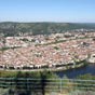 Cahors : Vue du Mont Saint-Cyr. La superficie de la commune est de 6 472 hectares, l'altitude varie entre 105 et 332 mtres. La barre de relief constitue par listhme de la boucle du Lot, sapparente de fait  un pont supplmentaire : Cahors est une presqu'le. Cest une premire spcificit. Le relief extrmement accentu est la donne majeure du site de Cahors. Le site construit de Cahors a pris possession du site naturel et lui a donn sa forme urbaine originale.