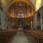 Cahors : Le choeur de la cathdrale Saint-Etienne. Bien claire, la nef se dveloppe sur 20 m de large et 44 mtres de long. Deux puissantes coupoles sur pendentifs, de style byzantin, culminant  32 mtres, reposent sur six forts piliers. Seule Sainte-Sophie de Constantinople dpasse l'amplitude de cette nef. Une des coupoles est dcore de fresques du XIVe sicle, reprsentant la lapidation de saint tienne et huit prophtes monts chacun sur un animal  la manire des dieux grecs ou hindous. Outre la fresque, de nombreux lments de peinture mdivale ont t mis au jour sur les murs de l'difice. Une des fresques reprsente saint Genou qui aurait vanglis Cahors.