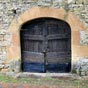 Vieille porte sur la commune de Faycelles.