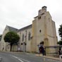 Capbreton : Eglise Saint-Nicolas. Jusqu'au XVme sicle, Capbreton ne possdait qu'une simple petite chapelle. Les plerins du moyen Age devaient se recueillir dans un autre sanctuaire ddi  Jean-baptiste et  Sainte Madeleine. C'est seulement en 1539 que fut btie une vritable glise en rutilisant les matriaux de l'ancienne chapelle. Le porche et la tour datent de cette poque et sont les vestiges de cette ancienne construction. La tour servait d'amer (=de repre) pour les navires. Elle permettait aussi de reprere des invasions ventuelles et de guetter le souffle des baleines qui se voit de trs loin. Elle tait  l'origine carre. Dtruite par la foudre dans la nuit du 19 au 20 fvrier 1824, elle a t rebtie ronde.