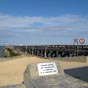 L'estacade est une jete en charpente servant  prolonger un bajoyer pour guider les bateaux  l'entre d'une cluse ou leur permettre de s'amarrer.  Lempereur Napolon III, lors de sa visite le 2 septembre 1858, au cours dune rception, se fit remettre par le conseil municipal les plans du futur port de Capbreton tablis par les ingnieurs Descombes et Pairier. Aprs quelques pas sur limplantation du futur projet, il en dcida la ralisation. Le 27 septembre 1858, le conseil municipal, lors de sa runion, octroie  lingnieur Descombes 600 pins pour le port.  Ils construisirent alors une estacade de 400 m prolonge plus tard de 50 m et surmonte en 1948 dun phare et dune lanterne dune porte de 14 miles en 1950.  ce jour, lEstacade mesure 189,60 m, et est une grande promenade apprcie par les Capbretonnais.