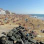 La grande plage de Capbreton est particulirement apprcie par les baigneurs....et les surfeurs.