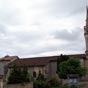 L'glise Notre-Dame, situe dans le bourg de Bernos prs de la mairie, initialement construite vers le Xe sicle, comporte un chevet gothique du XVe sicle et une nef  deux chapelles symtriques du XVIe sicle.