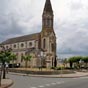 Captieux : L'glise et sa place. Sous la range d'arbres de droite, la mairie. 