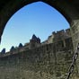 Vue du Pont-Levis. Le matriau utilis pour la construction des enceintes et des tours est la pierre dont est constitu le plateau sur lequel est difie la Cit. Il s'agit de grs ou molasse de Carcassonne qui a t extraite du plateau mme ou des collines environnantes. Deux enceintes, entourant la Cit, sont spares par un espace plat : les lices. Ce systme comportait,  l'poque de sa mise en uvre (avant la gnralisation de l'artillerie), de nombreux avantages dfensifs. Il permettait d'attaquer les assaillants selon deux lignes de tir ; l'enceinte extrieure, si elle tait franchie, ralentissait les assaillants et les divisait ; les assaillants une fois parvenus dans les lices taient particulirement vulnrables dans cet espace dpourvu d'abri. De plus, la lice permettait aux cavaliers de combattre facilement. On distingue les lices basses, situes au nord et allant de la porte Narbonnaise  la porte de l'Aude o se trouvent les enceintes les plus anciennes datant des Wisigoths et les lices hautes, situes au sud, o se trouvent les murailles les plus rcentes construites sous Philippe III le Hardi.