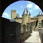 Le chemin de ronde permettait de faire tout le tour de la Cit en traversant les tours. Au Moyen ge, la courtine est largie grce  un systme de charpente en bois suspendu crant un abri au-dessus du vide. Ce systme plac  cheval sur le rempart du nom de hourd permettait aux arbaltriers de tirer avec prcision au milieu des lices. Des chauguettes sont construites sur la saillie de certaines murailles comme l'chauguette de la Vade.