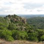 La montagne d'Alaric, contrefort nord du massif des Corbires est constitue de deux barres rocheuses. D'une longueur d'une quinzaine de kilomtres, elle s'tire d'ouest en est de la commune de Monze  celle de Fabrezan, sa largeur va grandissant, d'environ trois  cinq kilomtres. Elle est borde au nord par la plaine alluviale de l'Aude, au sud-est par celle de l'Orbieu, et au sud par le petit ruisseau des Mattes.