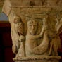 Le pied Saint Parize le Chatel : On a longtemps cru que cet homme ne possdait quune jambe et se protgeait ainsi du soleil avec son seul pied. Mais les imagiers romans ne pouvaient se permettre ce genre de fantaisie. Le chrtien vient dans une glise,  plus forte raison dans une crypte, comme ici  Pariz, pour y prier et y mditer. Les reprsentations sur les chapiteaux devaient laider dans cette qute. Nous avons  faire ici  un retournement russi. Si le pied a une taille tout  fait dmesure, cest pour montrer que la nouvelle dmarche, due  la russite du retournement, en senracinant ainsi dans le ciel, a conquis une assise particulirement solide et stable. 