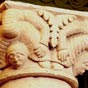 Le retournement Saint Pierre dAulnay en Saintonge. Lhomme de ce chapiteau prend appui sur le sol et il sefforce de projeter en lair la partie infrieure de son corps. Autrement dit, il sefforce de se retourner, de changer du tout au tout. Cest pour lui une entreprise difficile. - Tous ces retournements nous signifient que lhomme essaie de se modifier intrieurement mais que ce nest pas chose aise. La comprhension d'un univers symbolique traditionnel n'est possible que si nous avons effectu le retournement de l'extrieur vers l'intrieur. 